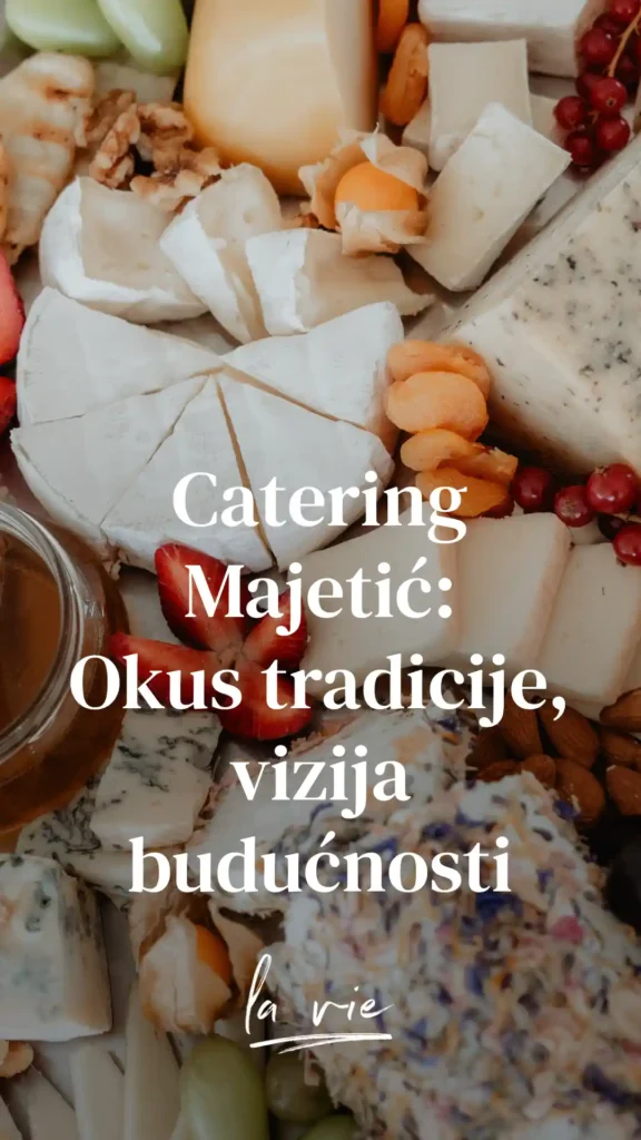 Plata s raznim vrstama sireva, svježim voćem, orašastim plodovima i medom, u organizaciji Cateringa Majetić.