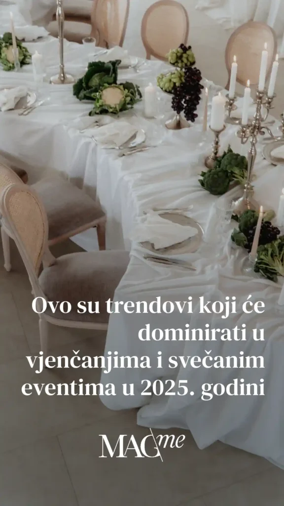 Svečano dekoriran stol s bijelim stolnjakom, stolicama s baršunastim presvlakama, cvjetnim aranžmanima i svijećnjacima, u pripremi za vjenčanje ili event.